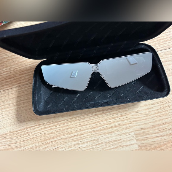 Unisex Balenciaga brand new sunglasses model of 2023 - Picture 1 of 10